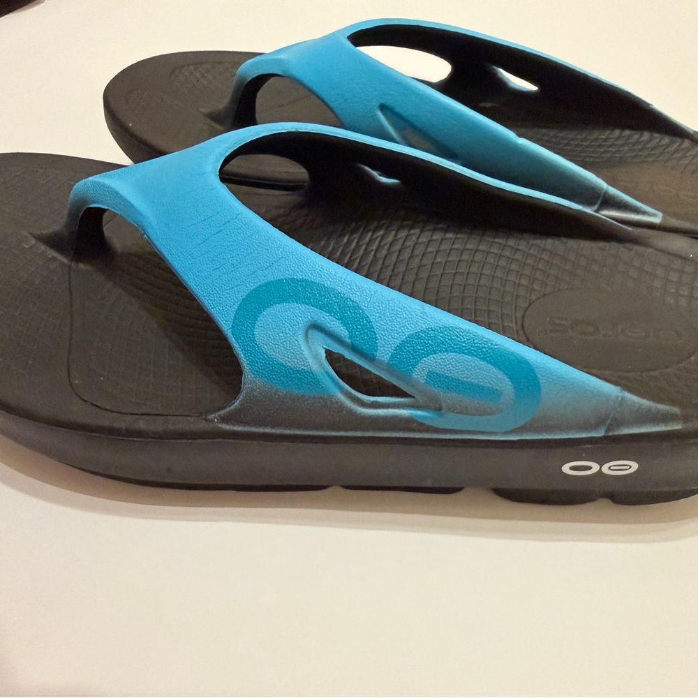 OOFOS blue and black sandal. - Picture 3 of 6